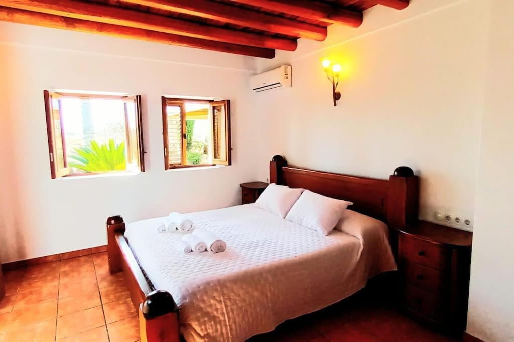 Casa Bet Con Piscina Y Jardin. Holiday home *